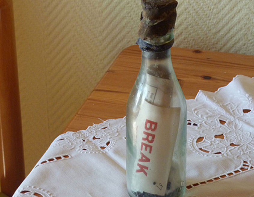a garrafa com uma mensagem de 'quebre' (Foto: reprodução)