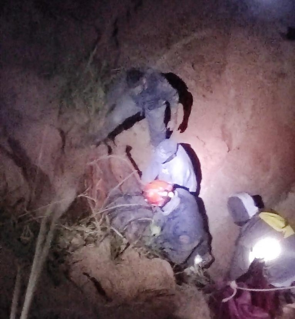 Pescador é resgatado após cair em ribanceira em Areias — Foto: Divulgação/Corpo de Bombeiros