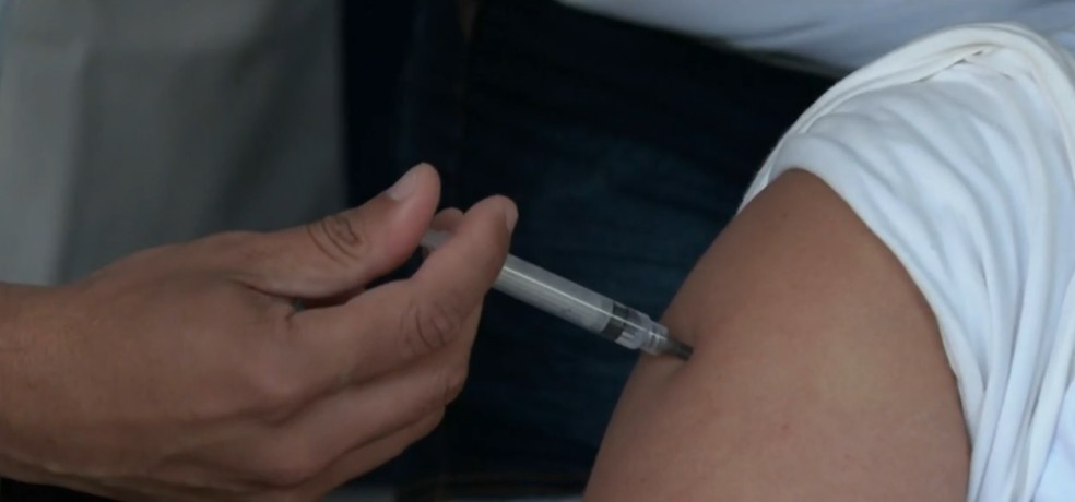 Vacinação contra a Covid-19 na Maré, no Rio de Janeiro — Foto: Reprodução/ TV Globo