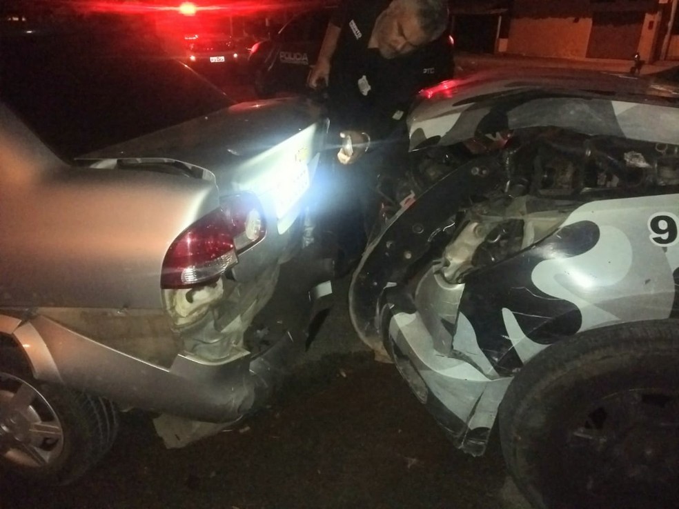 Dois suspeitos colidem carro com viatura da polícia após perseguição — Foto: Divulgação/PM