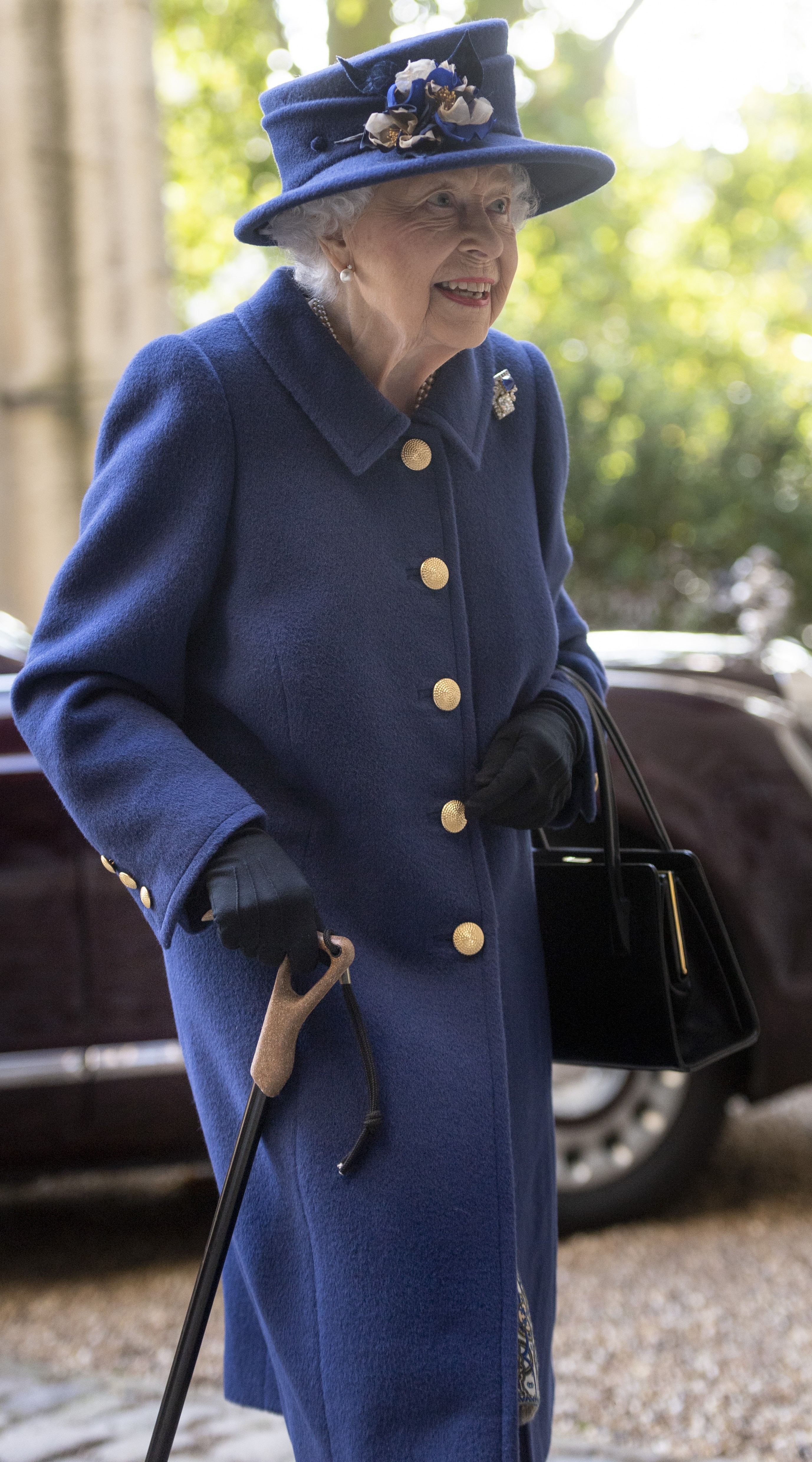 A Rainha Elizabeth 2ª em sua primeira aparição pública usando uma bengala (Foto: Getty Images)