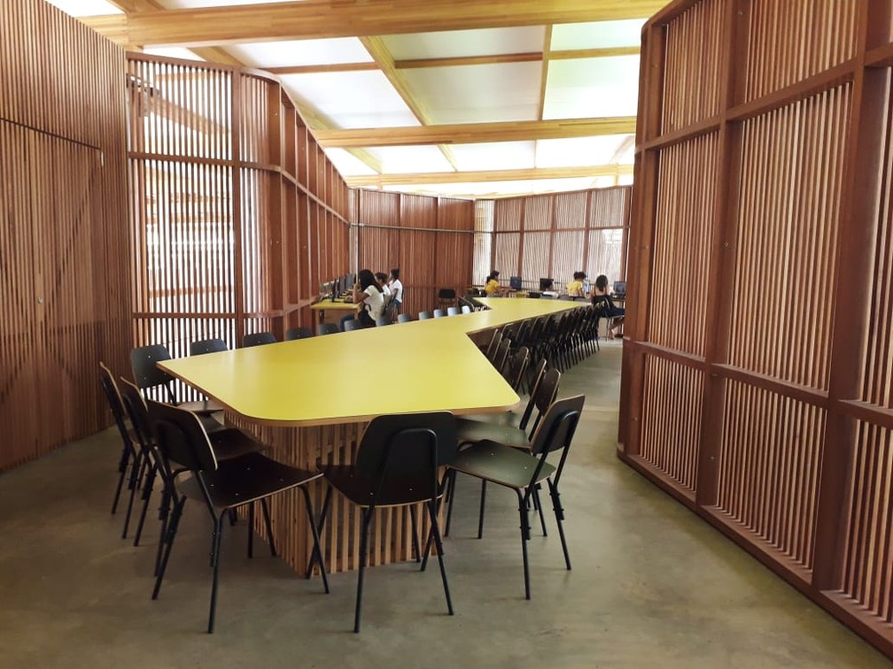 Sala de leitura tem mesa gigante para 40 alunos e computadores com internet — Foto: Jesana de Jesus/G1