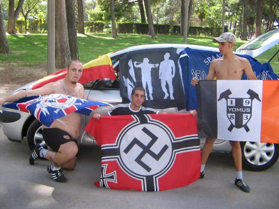 Torcedores do Yomus com bandeiras com símbolos nazistas