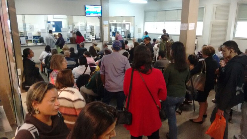 Grupo espera atendimento na farmácia de alto custo da Asa Sul (Foto: Caio Renan Cerqueira/TV Globo)