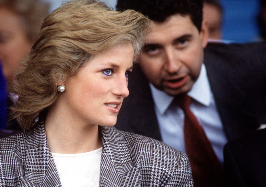 A Princesa Diana (1961-1997) e seu assistente pessoal Patrick Jephson em foto de 1989