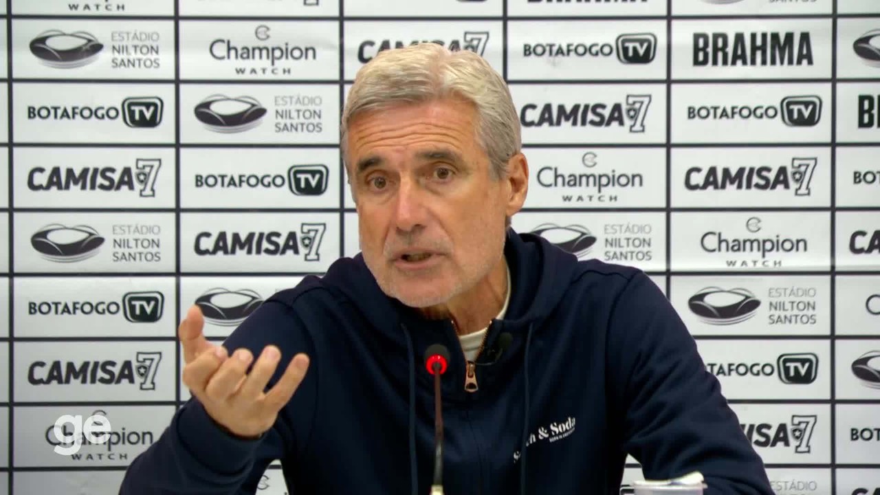 Luis Castro, técnico do Botafogo, fala sobre a estratégia do time contra o Bragantino