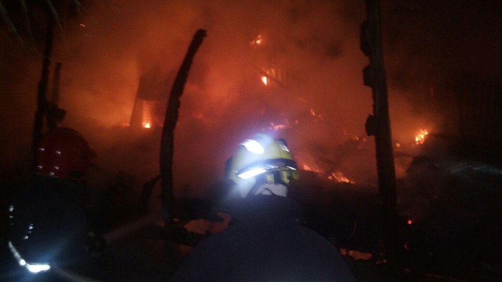 Casa foi destruída pelas chamas e a suspeita é de que o incêndio tenha sido criminos (Foto: Divulgação/Corpo de Bombeiros)