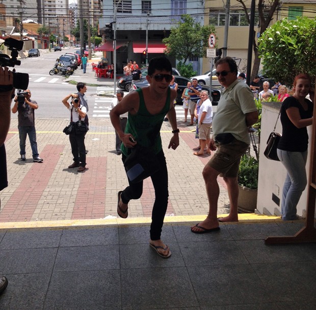 Candidato corre para não ficar de fora da Fuvest (Foto: Gabriela Gasparin/ G1) Candidato corre para não ficar de fora da Fuvest (Foto: Gabriela Gasparin/ G1)