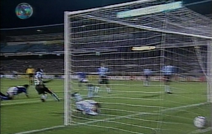 Palhinha, do Cruzeiro, marca gol da vitória sobre o Grêmio, pela Libertadores de 1997 (Foto: Reprodução/TV Globo)