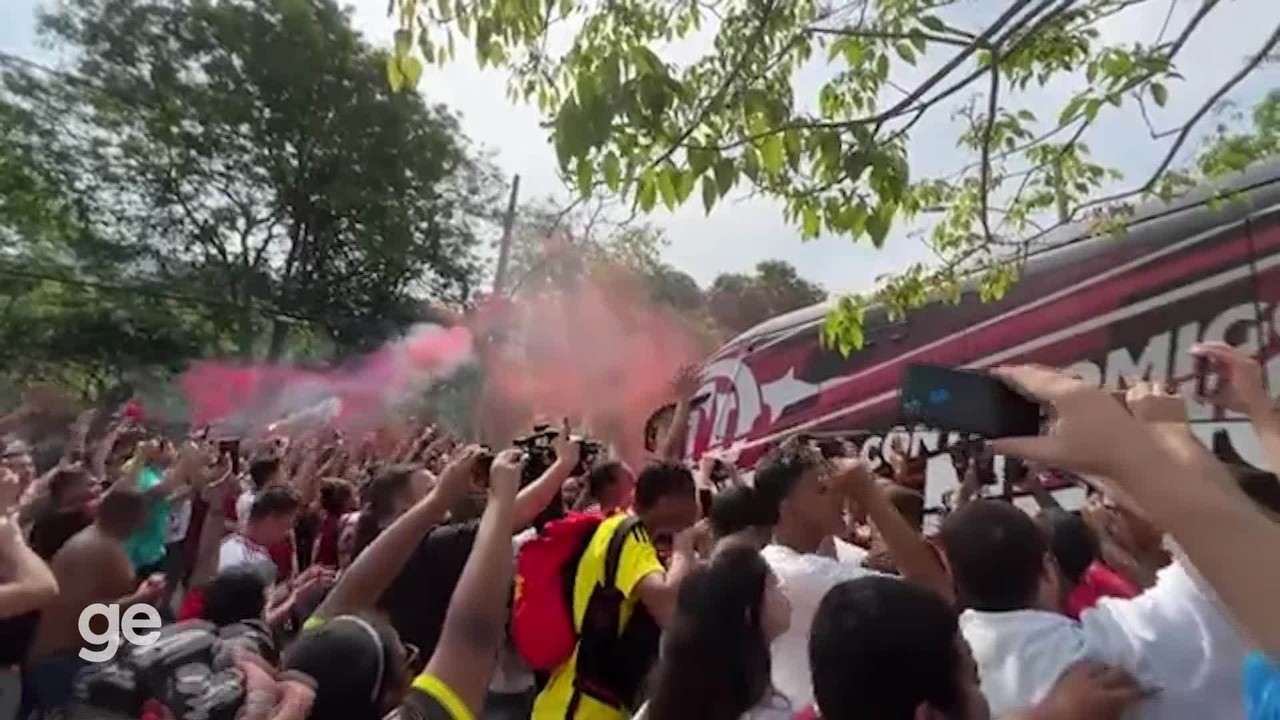 &Ocirc;nibus do Flamengo deixa o Ninho apoiado pelos torcedores