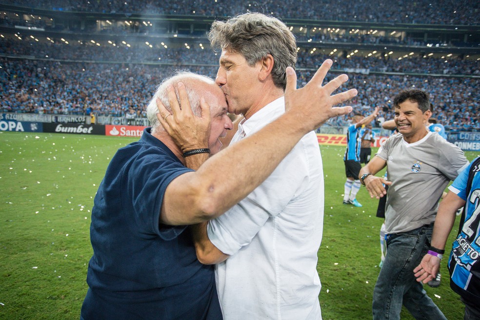 Renato Portaluppi após a conquista da Recopa com Romildo Bolzan — Foto: Lucas Uebel / Grêmio, DVG