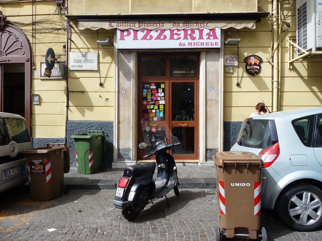 Quem passa em frente à L’antica Pizzeria Da Michele não imagina que aí se faz a melhor pizza do mundo (Foto: Renato Machado)