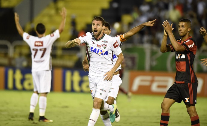 Ex-árbitro critica conduta de assistente no clássico Fla-Flu: Falta de postura