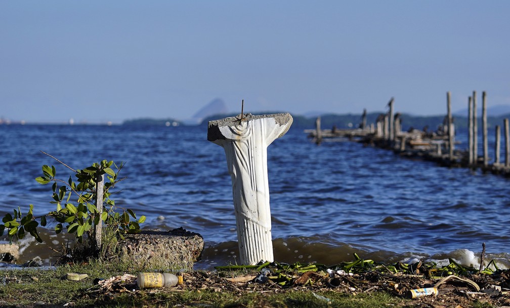 26 de maio - Cristo amputado: a esttua, em p, sem braos e cabea junto ao lixo na Praia de Mau, na Baa de Guanabara — Foto: Marcos Serra Lima/g1