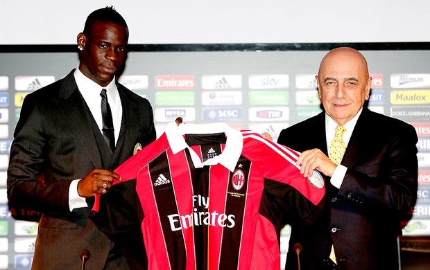 Mario Balotelli apresentado no Milan (Foto: AP)
