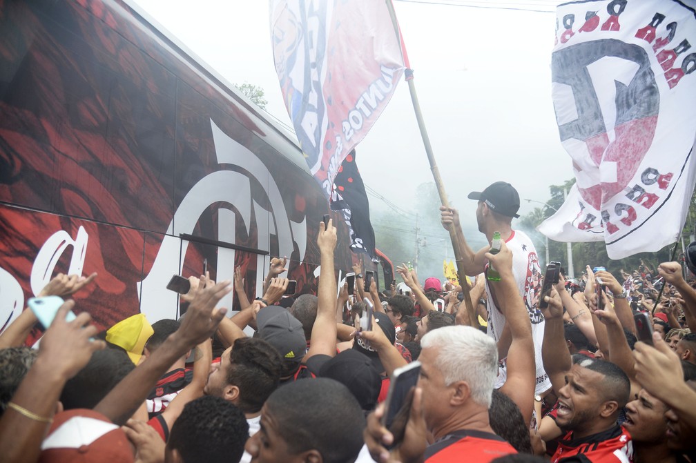 Torcida do Flamengo na porta do Ninho — Foto: André Durão / GloboEsporte.com