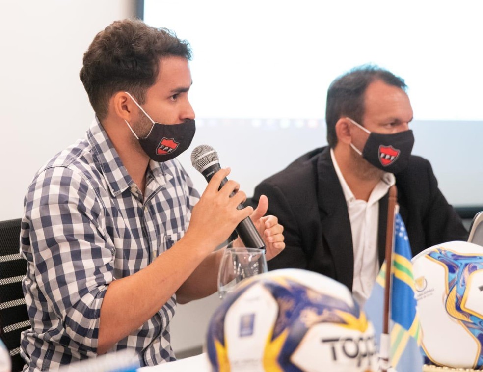 Diretor de competi��es da FPF (� esq.), Gustavo Trindade explicou ao ge Para�ba os casos omissos no regulamendo do Campeonato Paraibano 2021 � Foto: R�mulo Melqu�ades / FPF-PB