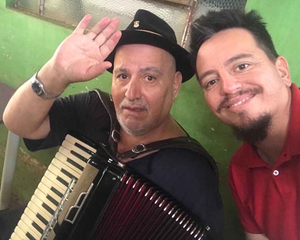 Ailton Missioneiro e o filho, Jaiminho. Música foi o grande elo da relação entre pai e filho.  — Foto: Arquivo Pessoal