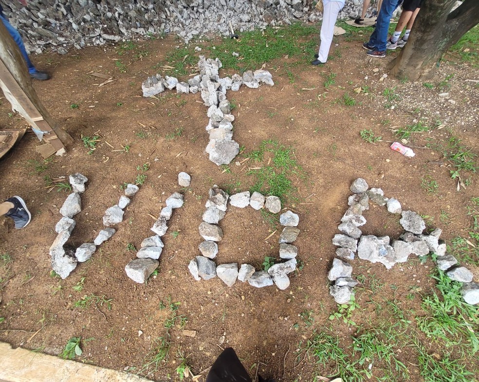 Padre Júlio Lancelotti quebra a marretadas pedras instaladas em frente de biblioteca em SP — Foto: Arquivo Pessoal/Rodrigo Jalloul