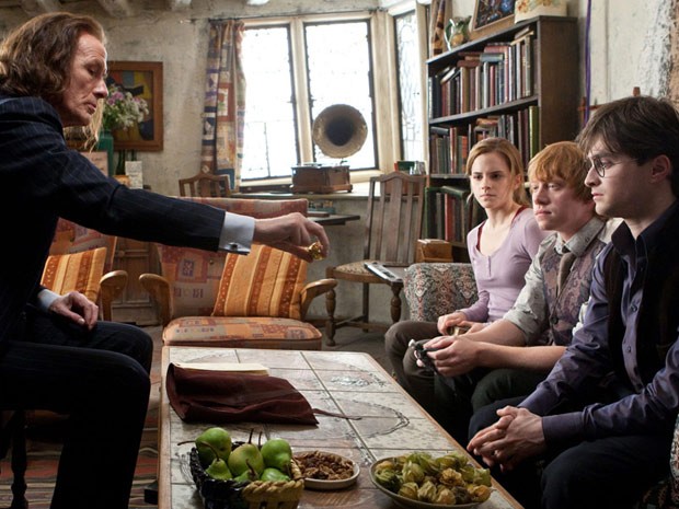 Os atores Daniel Radcliffe, Emma Watson e Rupert Grint em cena de 'Harry Potter e as relíquias da morte: parte 1' (Foto: AP)