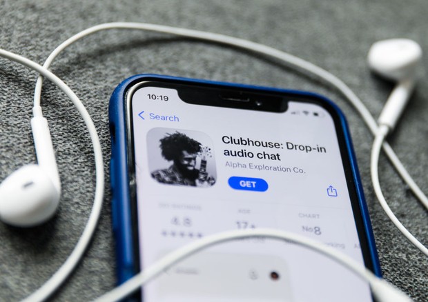 Clubhouse Drop-in audio chat app logo on the App Store is seen displayed on a phone screen in this illustration photo taken in Poland on February 3, 2021.  (Photo illustration by Jakub Porzycki/NurPhoto via Getty Images) (Foto: NurPhoto via Getty Images)
