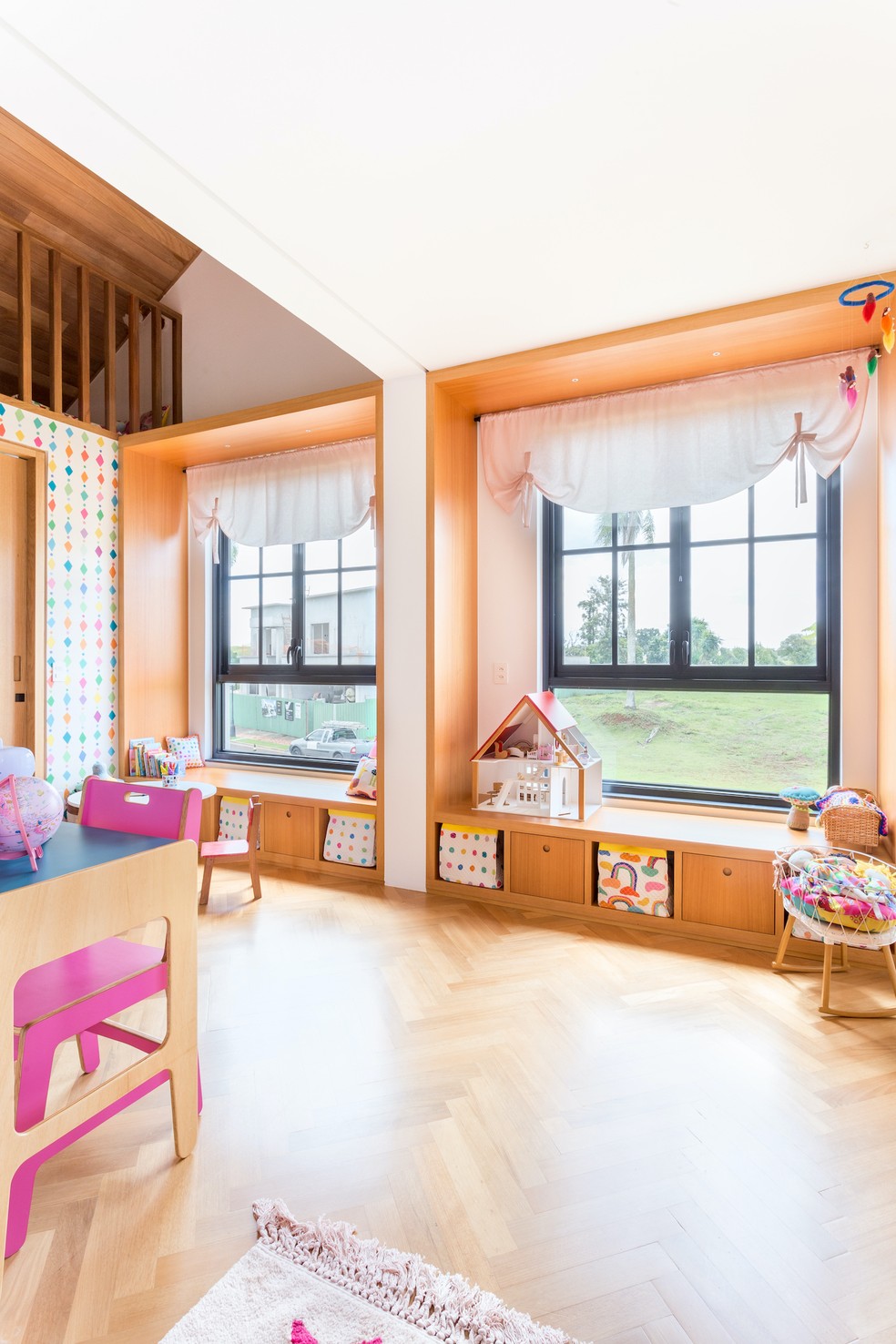 A arquiteta Hana Lerner projetou duas bay windows para dar um toque europeu ao c&ocirc;modo &mdash; Foto: Mariana Lima / Divulga&ccedil;&atilde;o