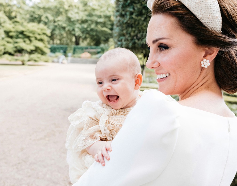A duquesa de Cambridge posa para foto com seu filho mais novo, príncipe Louis, após o batizado dele na Capela Real do Palácio St. James (Foto: Matt Porteous/Kensington Palace via AP)