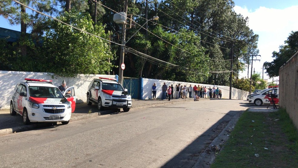 Polícia Militar foi acionada após vandalismo em escola estadual de Sorocaba — Foto: Eduardo Rodrigues/TV TEM