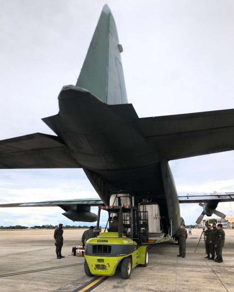 Avião da FAB decola de Brasília com mais 10 tanques de oxigênio líquido e um gerador de oxigênio gasoso para Manaus — Foto: FAB/Divulgação