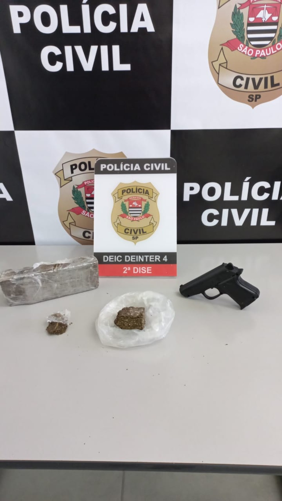 Arma e drogas foram encontradas com traficantes presos em Bauru (SP) — Foto: Polícia Civil/ Divulgação