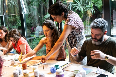 Paula Juchem liderou o workshop "Ilustrações com esmalte em azulejos"