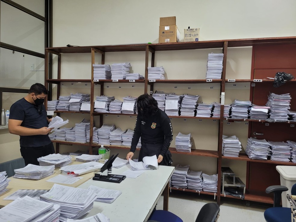 Equipes fazem buscas no HGP durante operação — Foto: Gaeco/Ministério Público do Tocantins