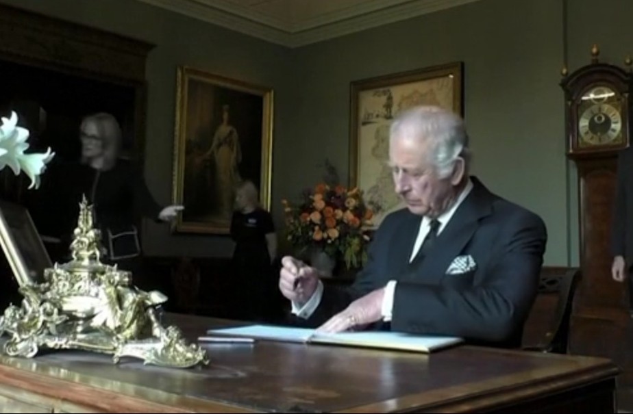 Rei Charles III se irrita com caneta durante visita na Irlanda do Norte