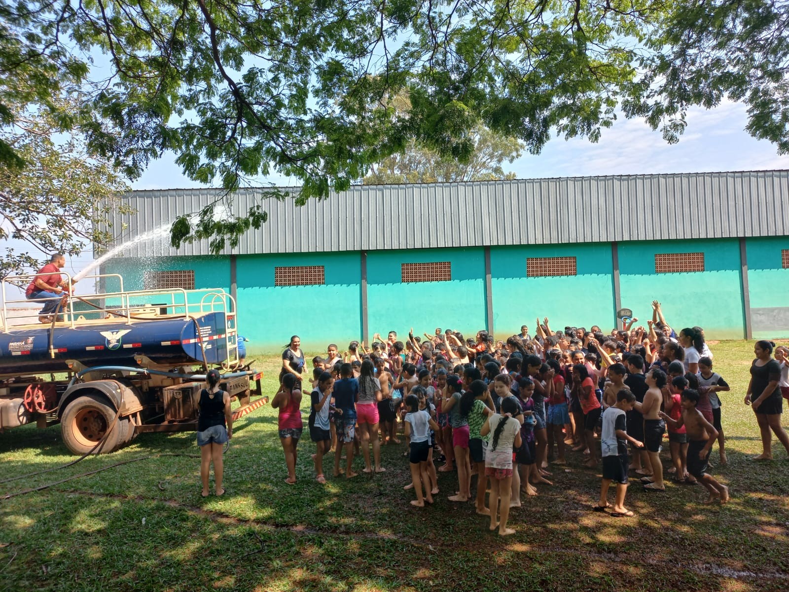 'Recreio molhado': Escola do Paraná usa caminhão-pipa para refrescar crianças durante onda de calor