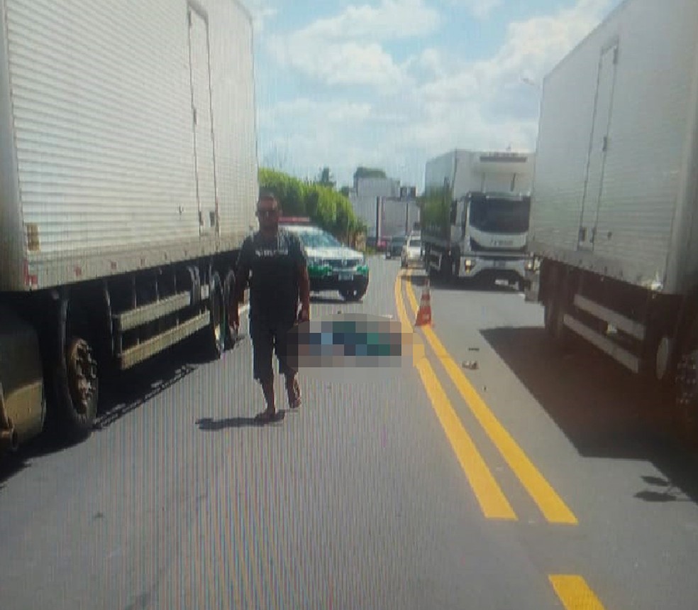 Motociclista bateu a cabeça na traseira de caminhão em Campo Maior — Foto: Reprodução