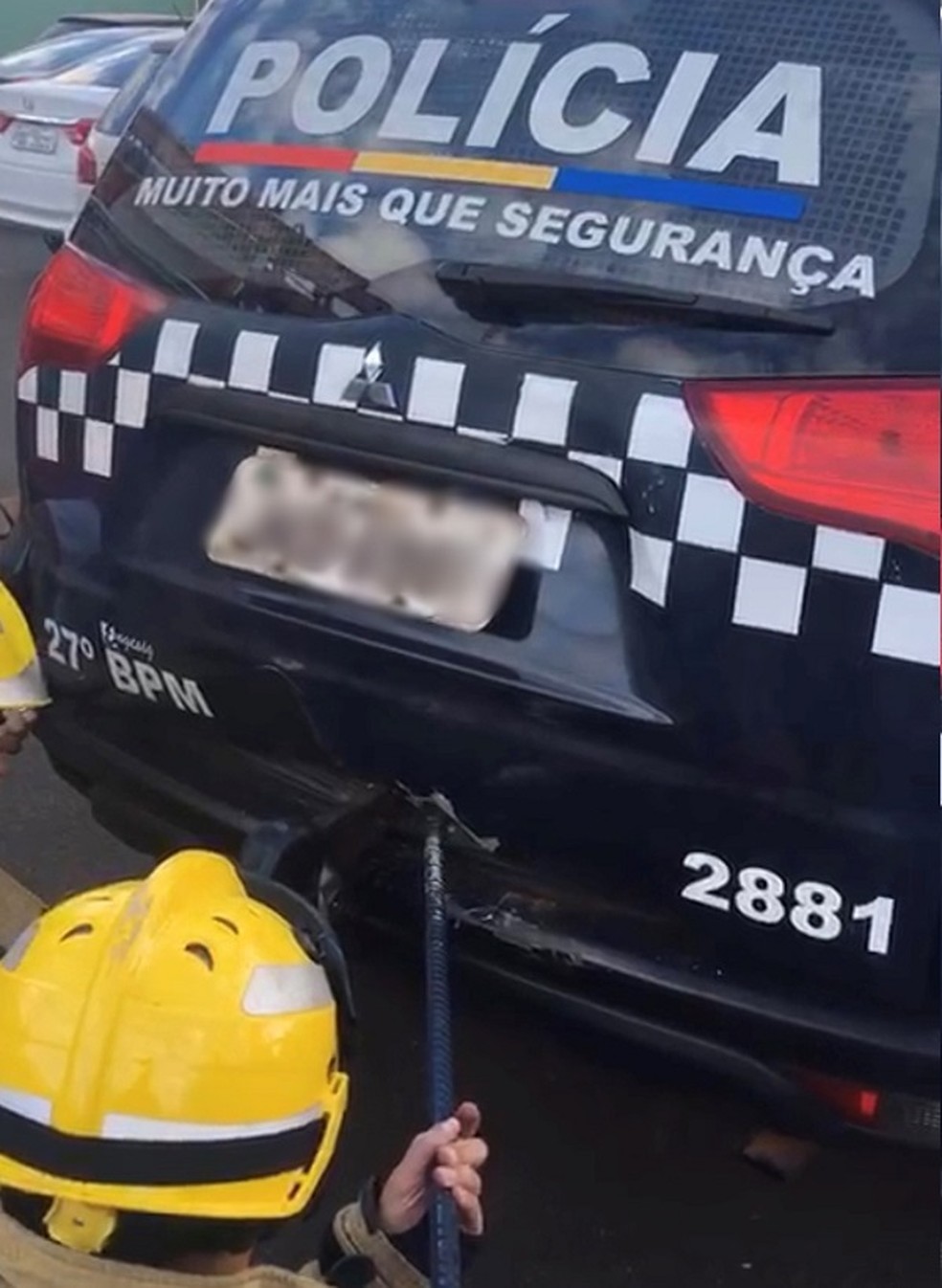 PM chama bombeiros para tirar homem de dentro de camburão, no DF — Foto: Polícia Militar / Divulgação 