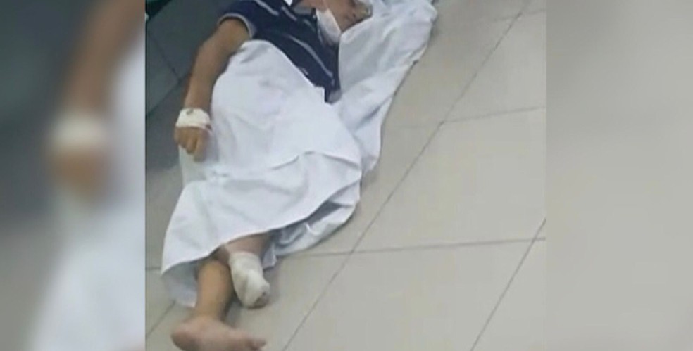 Idoso de 74 anos deitado no chão do Hospital de Messejana em Fortaleza. Unidade se encontra com superlotação, segundo familiares de pacientes. — Foto: Reprodução/TV Verdes Mares