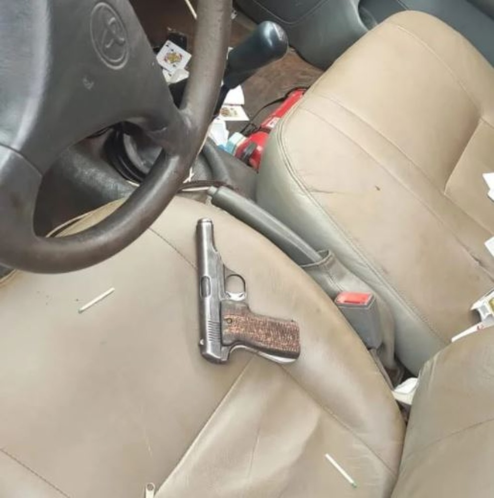 Arma deixada por assassinos de pai e filho em Amambai — Foto: Polícia Civil/Divulgação