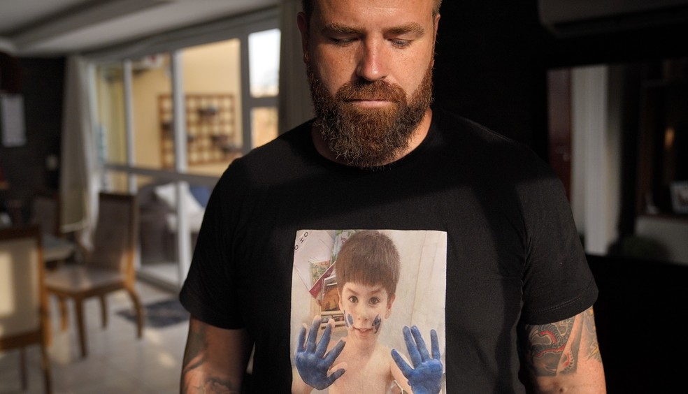 Leniel Borel veste camisa com a foto do filho — Foto: Marcos Serra Lima/g1