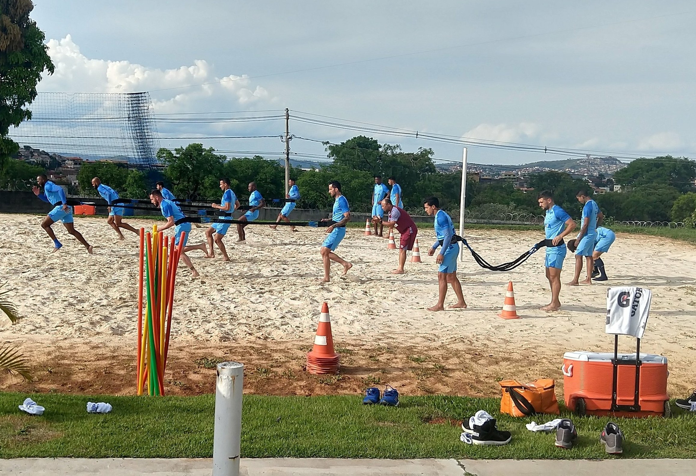 Treino na areia e volta de Sassá marcam início de trabalho do Cruzeiro antes de clássico