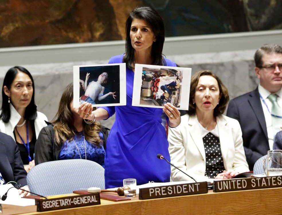 Embaixadora americana na ONU, Nikki Haley, exibe fotos de vítimas de suposto ataque químico na Síria — Foto: Bebeto Matthews/AP