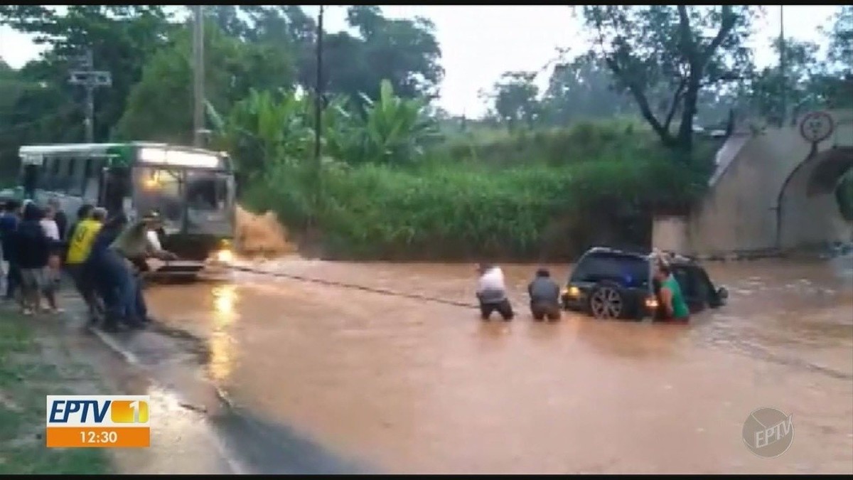 Vídeo Mostra Força Tarefa De Moradores Para Resgatar Família Presa Em Enchente Em Campinas 3646