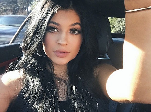 A it-girl Kylie Jenner, irmã de Kim Kardashian: lábios volumosos inspiram garotas a tentaram método perigoso (Foto: Reprodução / Instagram)