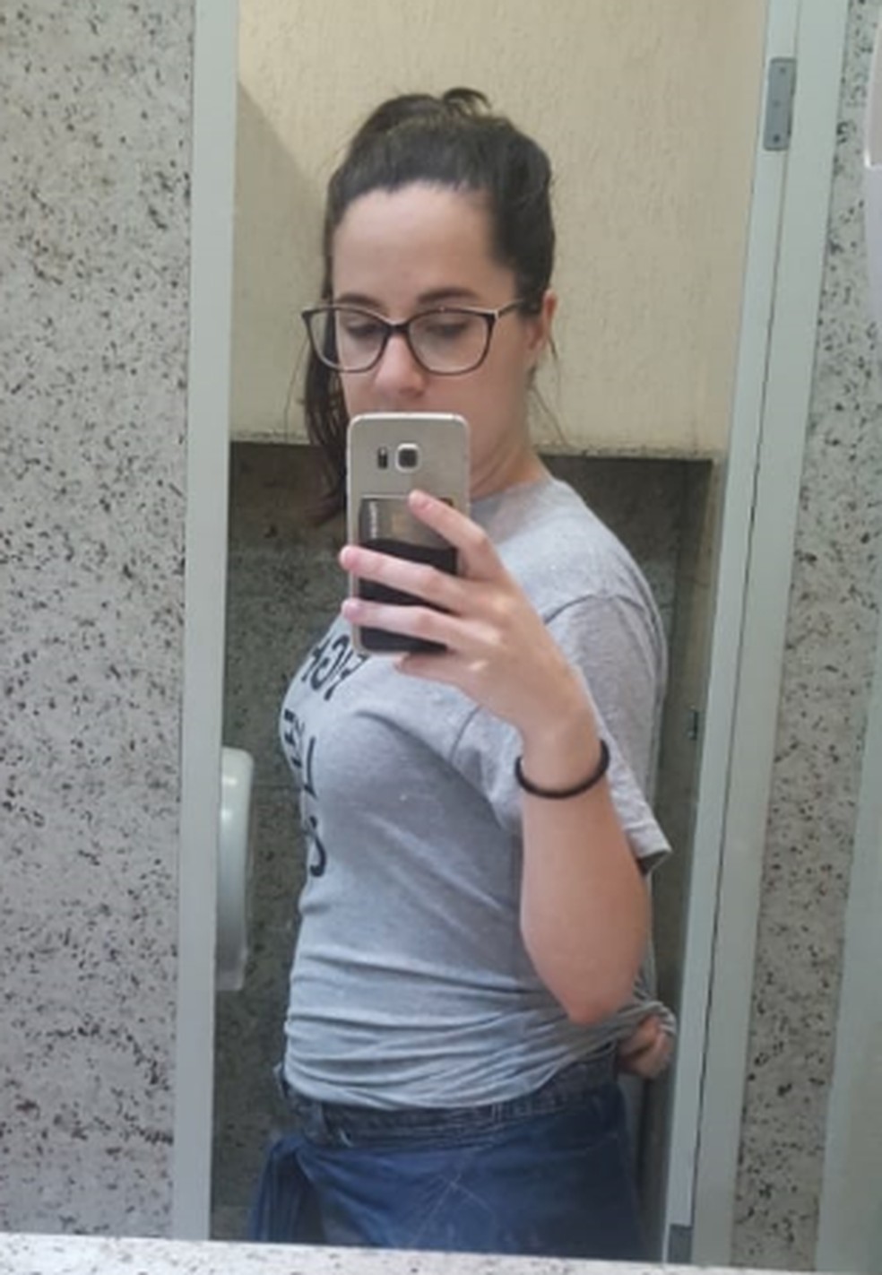 Barriga da Lana no dia em que descobriu a gravidez, com oito meses de gestação — Foto: Arquivo pessoal/Lana Maria Wigand