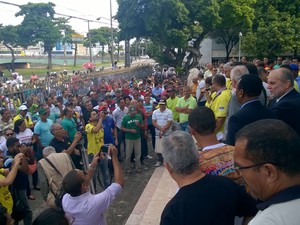 Militares discursam na escadaria da Alepe (Foto: Paula Costa/Associação de Praças, Policiais e Bombeiros Militares de PE)