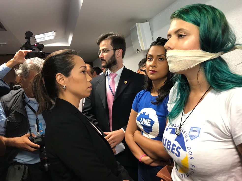 Estudante coloca mordaça em audiência pública do Senado em protesto à presença do ministro da Educação, Ricardo Vélez — Foto: Fernanda Calgaro/G1