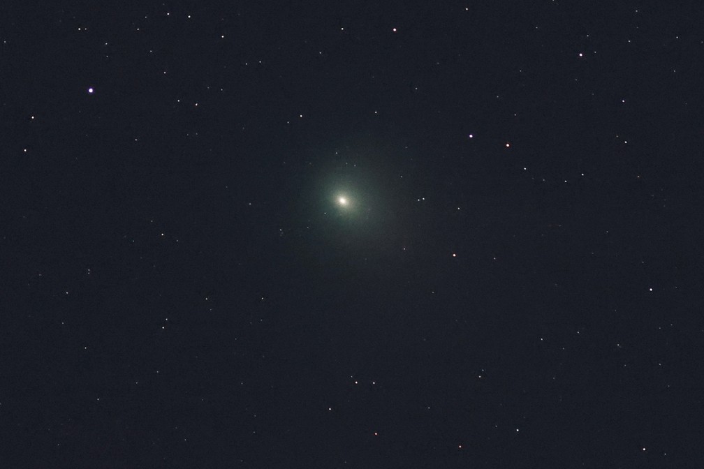 Cometa verde C/2022 E3 (ZTF) é visto em Kryoneri, na Grécia. — Foto: REUTERS/Alkis Konstantinidis