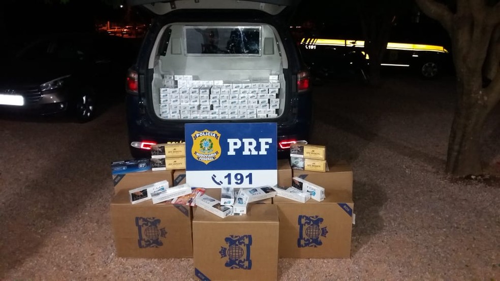 Idoso de 73 anos foi preso em MT com 600 pacotes de cigarro contrabandeados do Paraguai (Foto: PolÃ­cia RodoviÃ¡ria Federal de Mato Grosso/Assessoria)