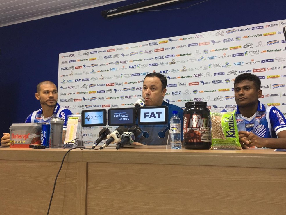 Nilton e Maranhão são apresentados pelo CSA — Foto: João Alvim/GloboEsporte.com
