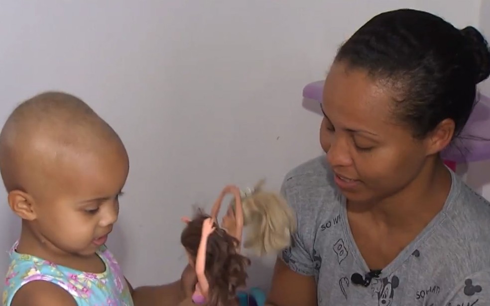 Erenilda com a filha Bianca, que faz tratamento de câncer, em Salvador — Foto: Reprodução/TV Bahia
